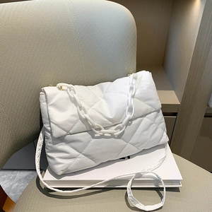 Grand sac à bandoulière matelassé blanc avec chaîne épaisse et bandoulière amovible
