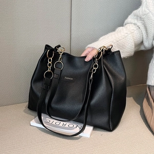 Borsa tote minimalista in pelle PU nera con catena dorata e grande capacità interna