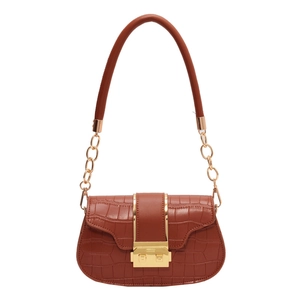 Sac bandoulière marron effet crocodile avec chaîne dorée et fermoir métallique chic