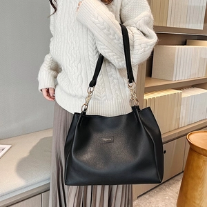 Borsa tote alla moda in pelle PU nera con grande capacità e tracolla a catena d'oro