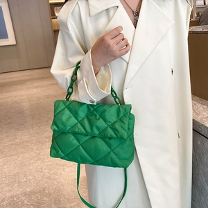 Sac cabas matelassé vert vif avec poignée chaîne acrylique et bandoulière pour femme