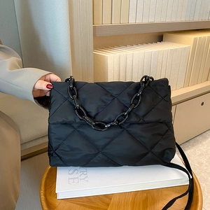 Sac à main matelassé noir avec chaîne épaisse et bandoulière pour femme élégante
