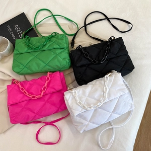Sac cabas matelassé en nylon de quatre couleurs avec poignées chaîne et bandoulières