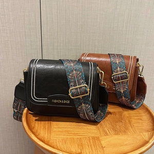 Borsa a tracolla retrò in similpelle con ampia tracolla boho e cuciture bianche decorative