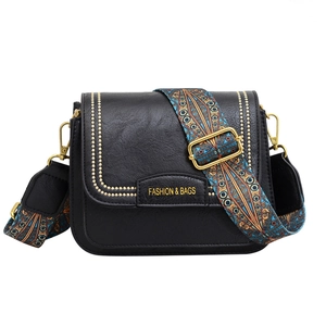 Borsa a tracolla in pelle sintetica nera con ampia tracolla etnica e borchie dorate