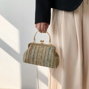 Kleurrijke geweven strandtas met vintage ketting en gouden hartsluiting voor dames