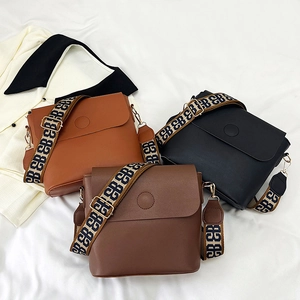 Sacs seau rétro avec larges bandoulières à motifs en similicuir marron et noir
