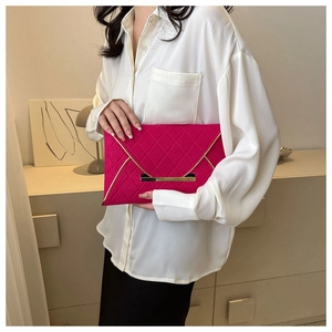 Détail de la pochette enveloppe matelassée rose fuchsia avec bordures dorées