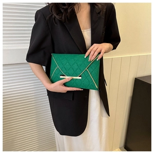 Détail de la pochette enveloppe verte avec matelassage diamant et fermoir doré chic