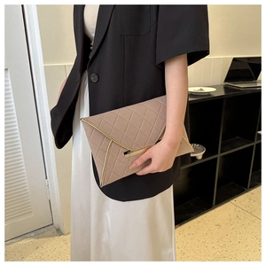 Pochette enveloppe kaki avec matelassage en losanges et bordure métallique dorée