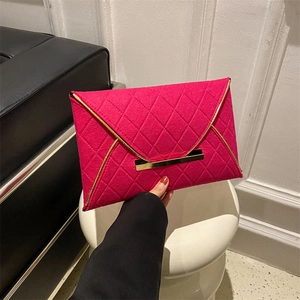 Détail de la pochette enveloppe matelassée rose fuchsia avec bordure et fermoir dorés