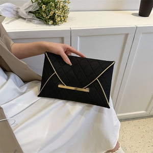 Pochette Enveloppe en Feutre Matelassé Pour Femme Avec Garniture Dorée Sac à Main Carré Minimaliste Pour Banquet Mariage