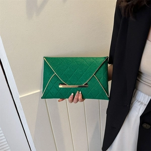 Pochette enveloppe verte à la mode avec motif matelassé et détails dorés