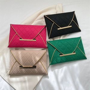 Pochettes enveloppes matelassées en fuchsia, noir, beige et vert avec bordure dorée
