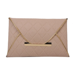Pochette enveloppe beige élégante avec motif matelassé et bordure en métal doré