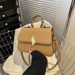 Sac bandoulière élégant en similicuir camel avec fermoir feuille dorée et poignée dessus
