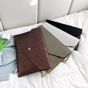 Eleganti pochette a busta con paillette in quattro colori e catene dorate per la serata
