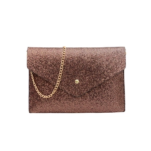 Borsa da sera a bustina glitter bronzo con fibbia magnetica dorata e tracolla a catena