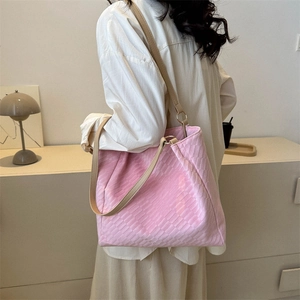 Grand sac cabas rose texture tissée avec bandoulières beige pour le shopping quotidien