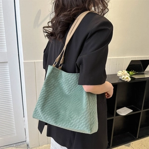 Sac fourre-tout vert menthe minimaliste avec texture géométrique et lanières beiges