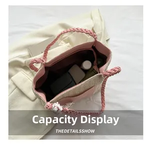 Innenansicht der beigen Strohtasche mit großem Fassungsvermögen für Handy und Portemonnaie