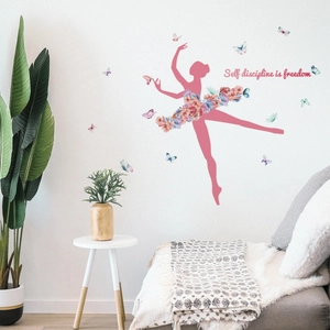 Sticker mural danseuse de ballet avec robe fleurie et papillons dans un salon moderne