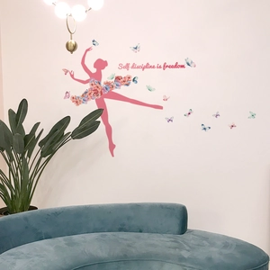 Détail du sticker mural ballerine rose avec jupe à fleurs et papillons colorés