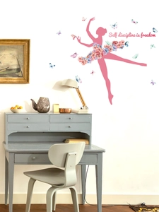 Détail de sticker mural ballerine avec jupe florale et papillons au-dessus d'un bureau