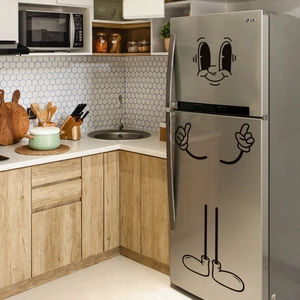 Décoration autocollante personnage cartoon rétro sur un réfrigérateur moderne en inox