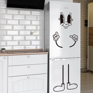 Gros plan d'un autocollant mural mignon visage souriant sur un réfrigérateur moderne blanc