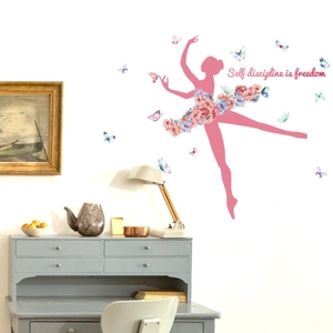 Sticker mural ballerine rose avec jupe à fleurs et papillons décoratifs