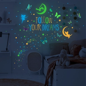 Stickers muraux fluorescents avec étoiles et fées décoratives brillant dans la chambre d'enfant