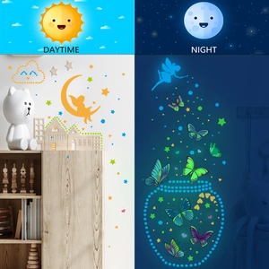 Comparaison jour et nuit d'autocollants muraux étoiles et papillons lumineux pour chambre