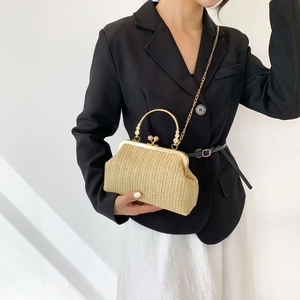 Fashionable woven shell-shaped straw handbag with metal clasp for women 2025 style