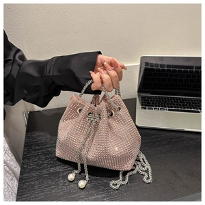 Détail du sac seau rose en strass avec chaîne argentée et breloques en perles