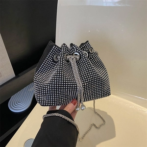Détail du sac seau en strass avec chaîne à cordon argentée et élégants détails en perles