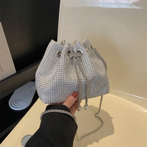 Détail du sac seau en strass argenté avec cordon en chaîne et pendentif perle