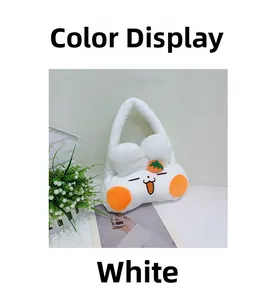 Vista detallada de bolso de peluche blanco con bordado de animal y adorno de zanahoria