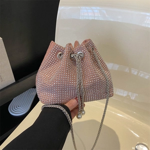 Borsa a secchiello rosa con strass, tracolla a catena e decorazioni in perle