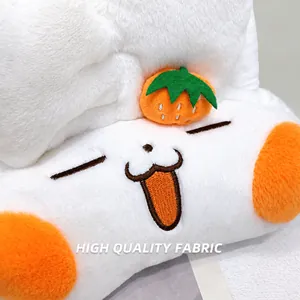 Detalle de bolso de peluche blanco con cara bordada y adorno de fresa naranja