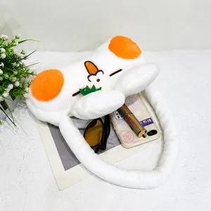 Vista interior del bolso de peluche de gato blanco con espacio para móvil y cosméticos