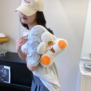 Simpatica borsa a spalla in peluche bianco con ricamo e dettaglio fragola su un modello
