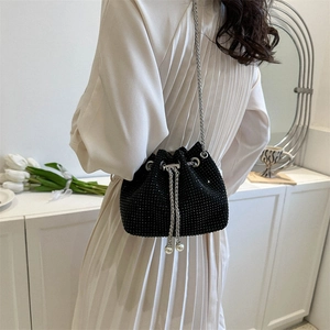Sac Seau en Strass pour Femmes Brillant en Cuir PU Sac Bandoulière Avec Chaîne en Métal Décor Künstliche Perles Mode Sac à Main de Soirée