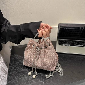 Sac seau rose chic avec strass brillants, poignée chaîne argentée et breloques perles