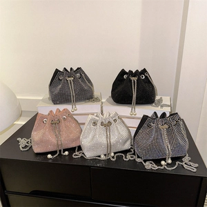 Sacs seau en strass brillants avec breloques perles et bandoulières en chaîne métal