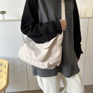 Grande borsa a tracolla in tela crema da donna con patta e tasche laterali