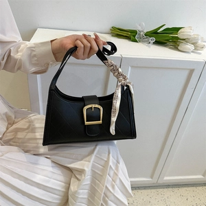 Schicke schwarze gesteppte PU-Schultertasche mit Goldschnalle und Seidenschal-Deko
