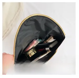 Innenansicht der kleinen Umschlagtasche mit schwarzem Futter und Innentaschen-Stauraum