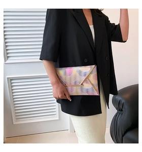 Detail einer Regenbogen-Laser-Umschlagtasche mit Goldrahmen, von Model gehalten