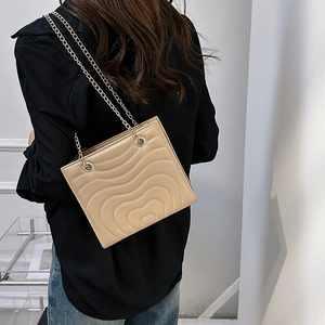 PU Leder Kleine Quadratische Umhängetasche Herz Wellensteppung Goldene Metallkette Lässig Damen Mode Schultertasche Täglich